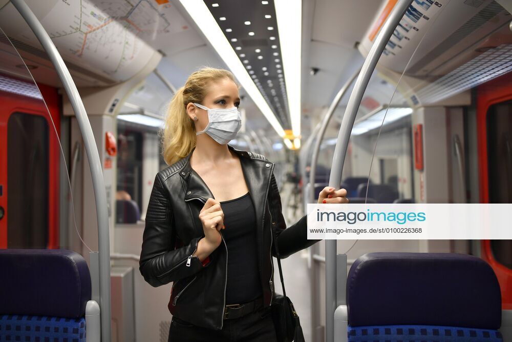 Frau mit Mundschutzmaske, steht in S-Bahn, Corona-Krise, Stuttgart, Baden-Württemberg, Deutschland, Europa