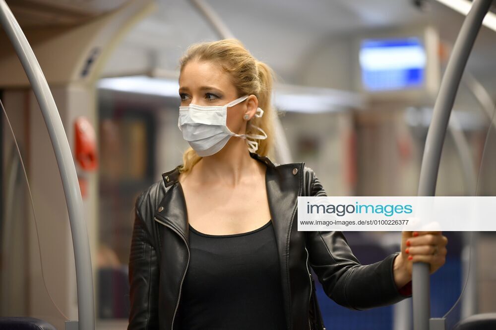 Frau mit Mundschutzmaske, steht in S-Bahn, Corona-Krise, Stuttgart, Baden-Württemberg, Deutschland, Europa