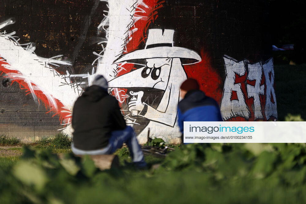 Ein Grafitti mit Agenten des Comics Spion & Spion an einer Brücke in Deutz. Köln