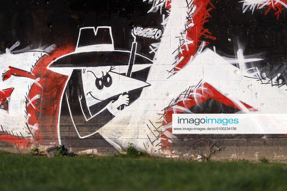 Ein Grafitti mit Agenten des Comics Spion & Spion an einer Brücke in Deutz. Köln
