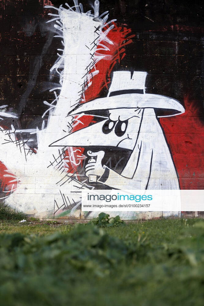 Ein Grafitti mit Agenten des Comics Spion & Spion an einer Brücke in Deutz. Köln
