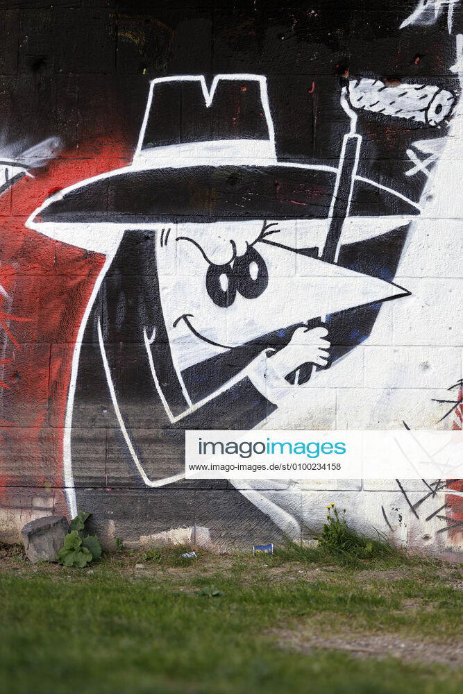 Ein Grafitti mit Agenten des Comics Spion & Spion an einer Brücke in Deutz. Köln