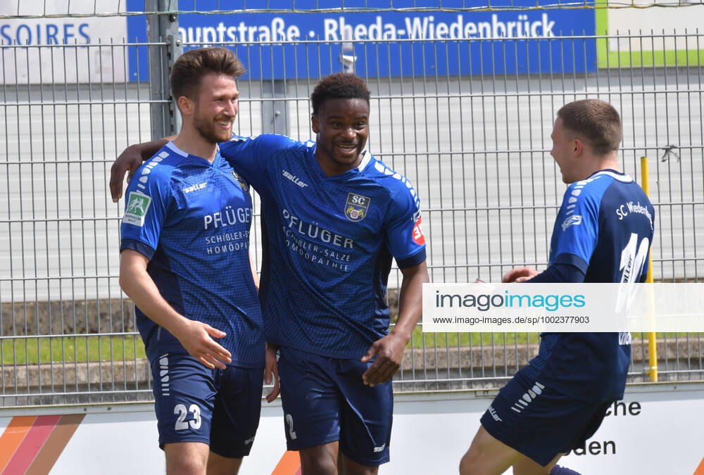 GER, Fussball, Regionalliga West, Saison 2020 2021, 37. Spieltag, Jahnstadion, Rheda-Wiedenbrück SC Wiedenbrück - SV Straelen 2 : 0 Tor-Jubel SC Wiedenbrück: Torschütze David Hüsing, Ufumwen Osawe und Phil Beckhoff (alle SC Wiedenbrück, v.L.), Aktion, Einzelbild, Quer, Mimik, Gestik, Jubel, jubeln, Freude, freuen