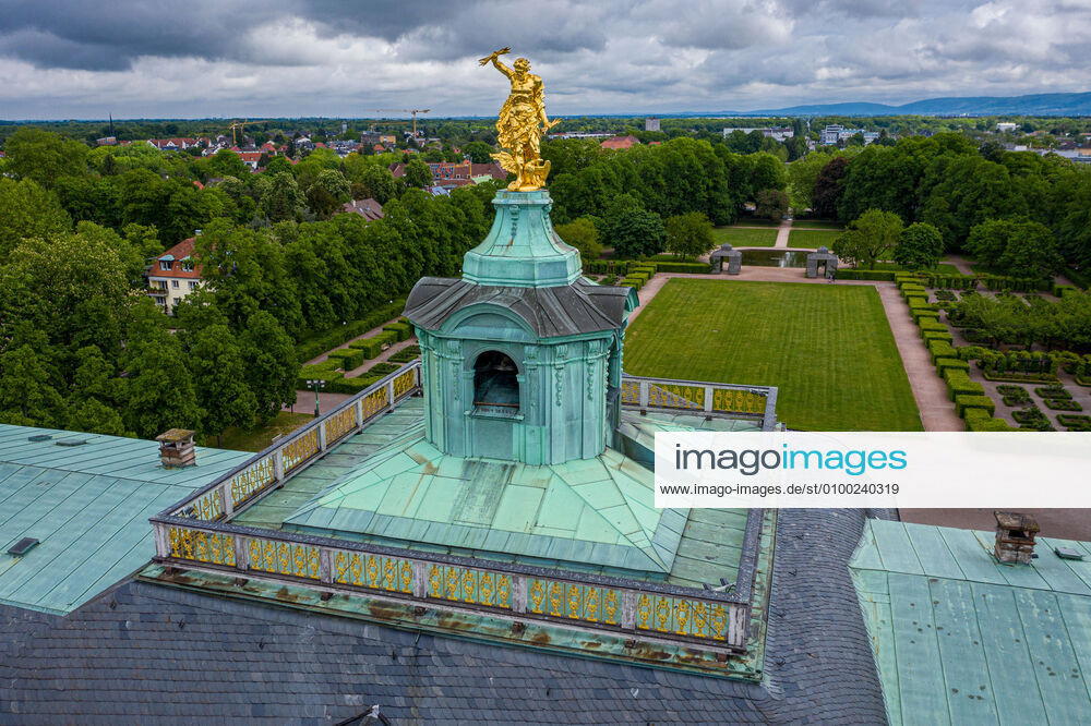 Luftbild_Rastatt am 04.05.2020 in Rastatt (Innenstadt), Germany Das Residenzschloss Rastatt, mit dem goldenen Mann auf dem Dach. Rastatt Innenstadt Baden-Württemberg Germany