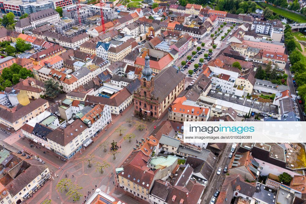 Luftbild_Rastatt am 04.05.2020 in Rastatt (Innenstadt), Germany Pfarrkirche St. Alexander am Marktplatz im Zentrum. Rastatt Innenstadt Baden-Württemberg Germany