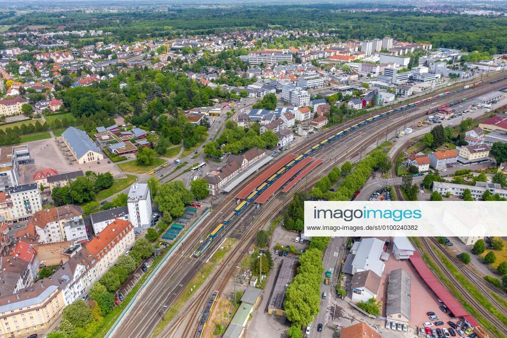 Luftbild_Rastatt am 04.05.2020 in Rastatt (Innenstadt), Germany Der Bahnhof in Rastatt. Rastatt Innenstadt Baden-Württemberg Germany