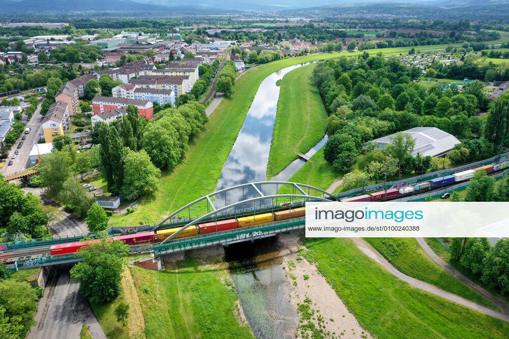 Luftbild_Rastatt am 04.05.2020 in Rastatt (Innenstadt), Germany Ein Güterzug überquert die Murg in Rastatt. Rastatt Innenstadt Baden-Württemberg Germany
