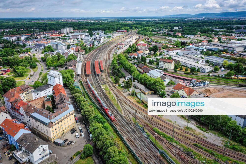 Luftbild_Rastatt am 04.05.2020 in Rastatt (Innenstadt), Germany Der Bahnhof in Rastatt. Rastatt Innenstadt Baden-Württemberg Germany