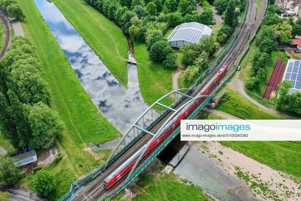 Luftbild_Rastatt am 04.05.2020 in Rastatt (Innenstadt), Germany Ein Zug überquert die Murg in Rastatt. Rastatt Innenstadt Baden-Württemberg Germany
