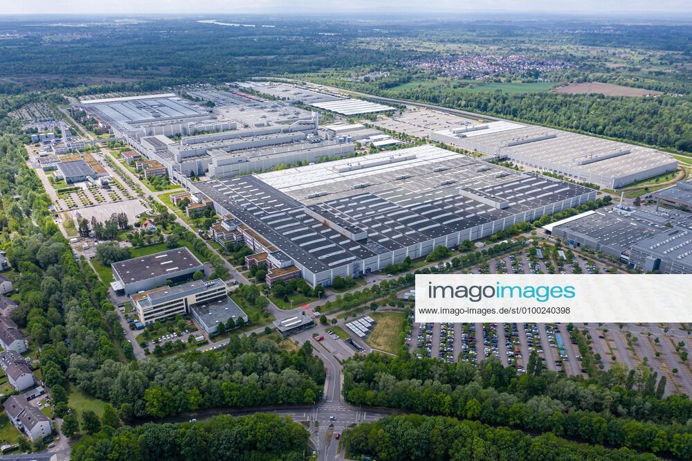 Luftbild_Rastatt am 04.05.2020 in Rastatt (Innenstadt), Germany Blick über das Mercedes Benz Werk in Rastatt. Rastatt Innenstadt Baden-Württemberg Germany