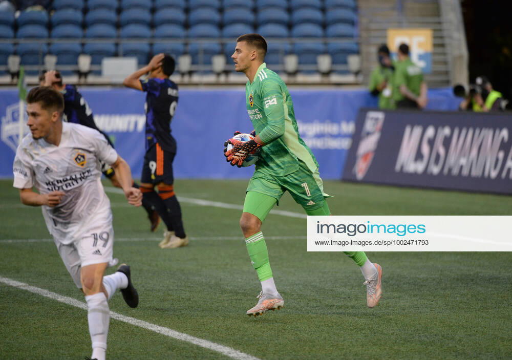 SEATTLE, WA - MAY 02: Los Angeles Galaxy goalkeeper Jonathan Bond (1) looks up field during an MLS, Fussball Herren, USA match between the LA Galaxy and the Seattle Sounders on May 2, 2021 at Lumen Field in Seattle, WA. (Photo by Jeff Halstead Icon Sportswire) SOCCER: MAY 02 MLS - LA Galaxy at Seattle Sounders FC Icon210502047