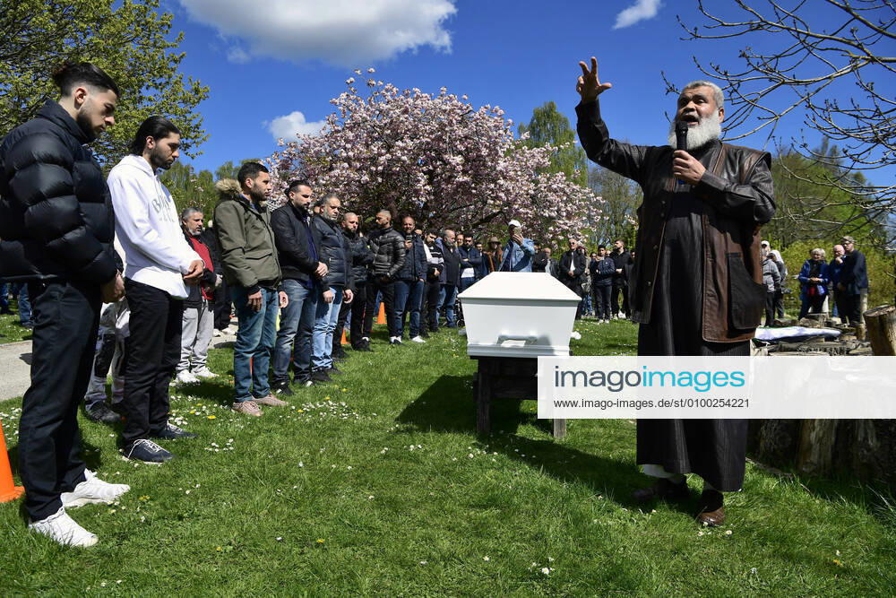 Digter Yahya Hassan bliver begravet paa den muslimske gravplads paa Vestre Kirkegaard i Aarhus V tirsdag den 5. maj 2020. Den 24-aarige digter blev fundet doed i sin lejlighed torsdag. Yahya Hassan udgav to digtsamlinger hvoraf debuten blev den bedst saelgende digtsamlingsdebut i Danmark nogensinde. , Aarhus Denmark