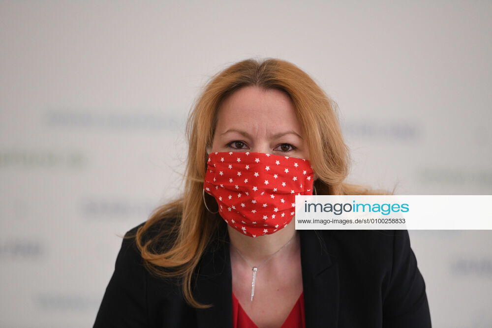 Saarlands Bildungsministerin Christine Streichert-Clivot (SPD) informiert in der Saarbrücker Staatskanzlei am Dienstag (5.5.2020) die Landespressekonferenz über den Neustart der Schulen in der Corona-Krise.