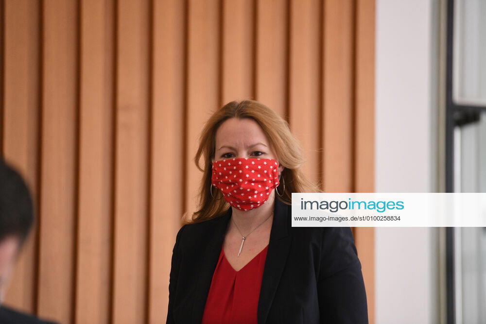 Saarlands Bildungsministerin Christine Streichert-Clivot (SPD) informiert in der Saarbrücker Staatskanzlei am Dienstag (5.5.2020) die Landespressekonferenz über den Neustart der Schulen in der Corona-Krise.