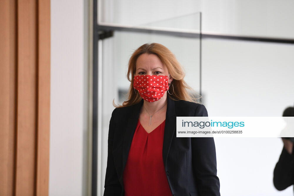 Saarlands Bildungsministerin Christine Streichert-Clivot (SPD) informiert in der Saarbrücker Staatskanzlei am Dienstag (5.5.2020) die Landespressekonferenz über den Neustart der Schulen in der Corona-Krise.