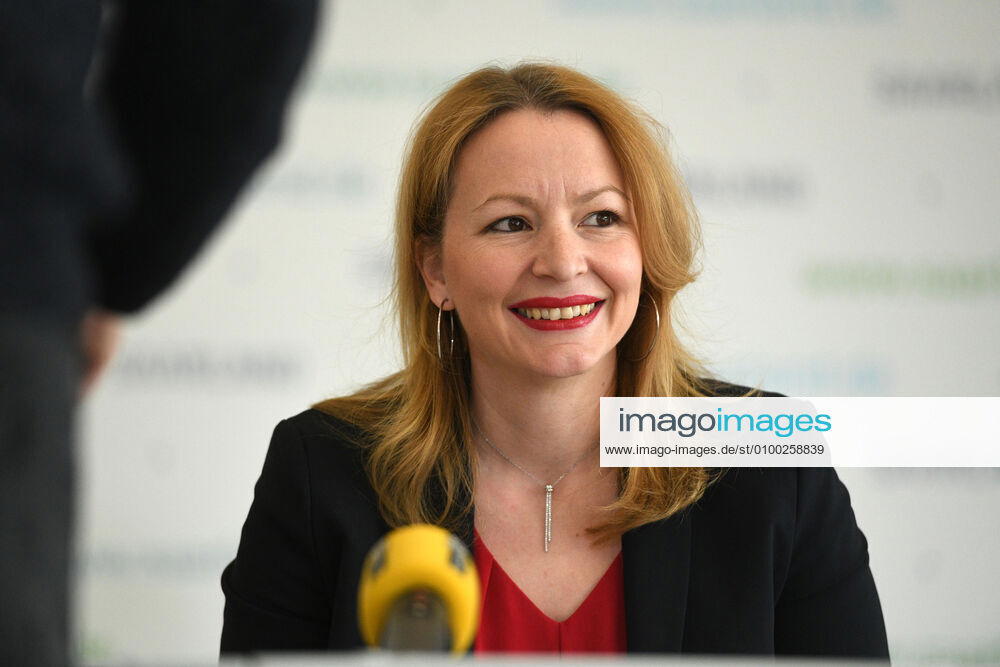 Saarlands Bildungsministerin Christine Streichert-Clivot (SPD) informiert in der Saarbrücker Staatskanzlei am Dienstag (5.5.2020) die Landespressekonferenz über den Neustart der Schulen in der Corona-Krise.