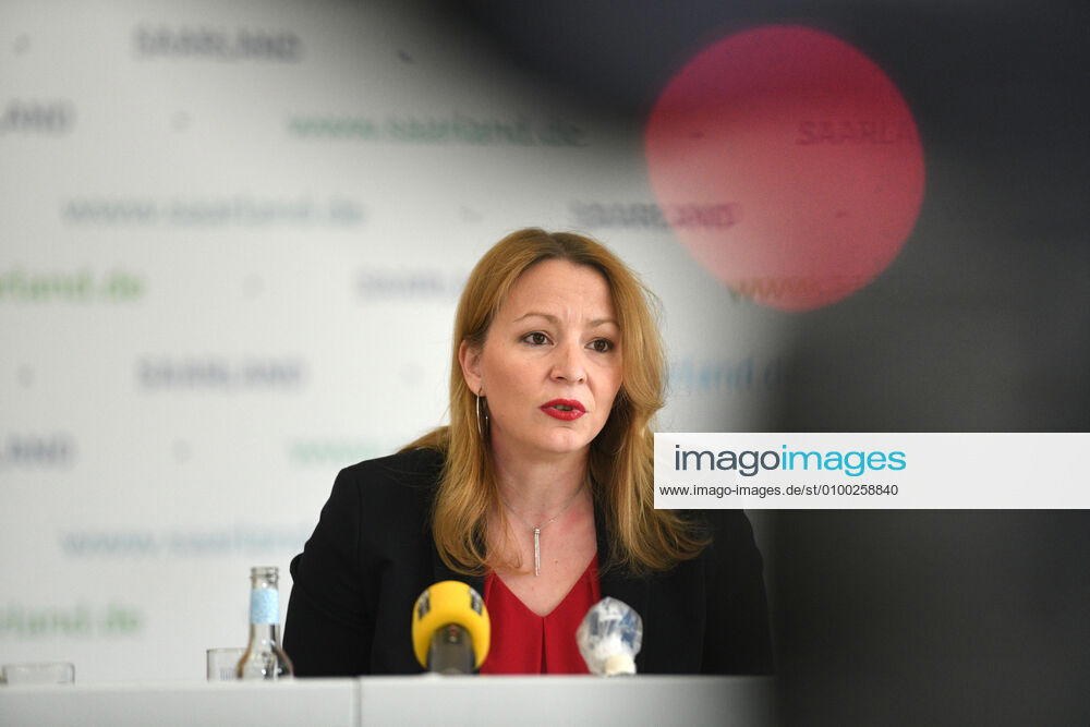 Saarlands Bildungsministerin Christine Streichert-Clivot (SPD) informiert in der Saarbrücker Staatskanzlei am Dienstag (5.5.2020) die Landespressekonferenz über den Neustart der Schulen in der Corona-Krise.