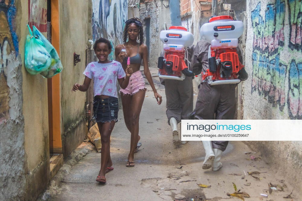 COVID-19 Residents of the Acari slum, northern Rio de Janeiro, get tired of waiting for the help of the government to come together and clean the favela this Friday, (01). Four residents of the favela residents association bought the equipment and left to clean the favela. So far, 23 are killed in favelas, 2 in the Acari slum. Rio de Janeiro Brazil - ZUMAl255 20200501_sha_l255_284