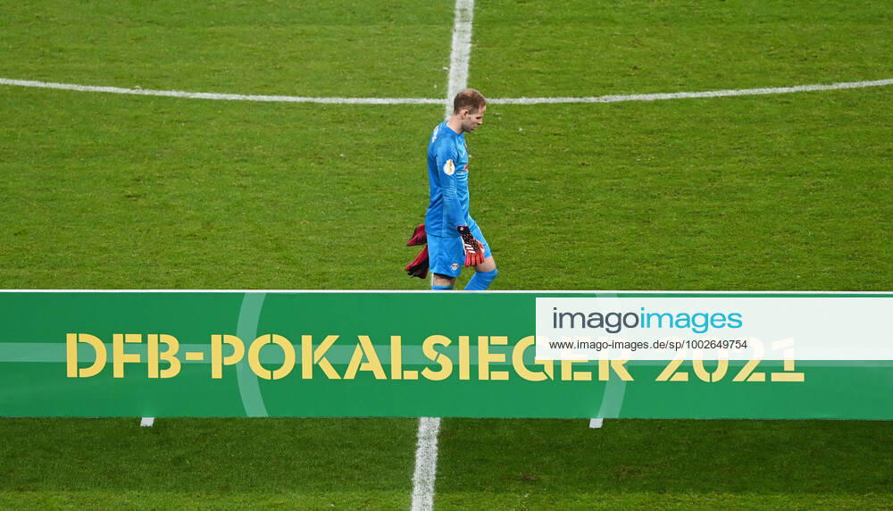 Fussball, Herren, Saison 2020 2021, 78. Finale um den DFB-Pokal in Berlin, RB Leipzig - Borussia Dortmund, Torhüter Peter Gulacsi (RB Leipzig), Enttäuschung nach Abpfiff, 13.05. 2021,