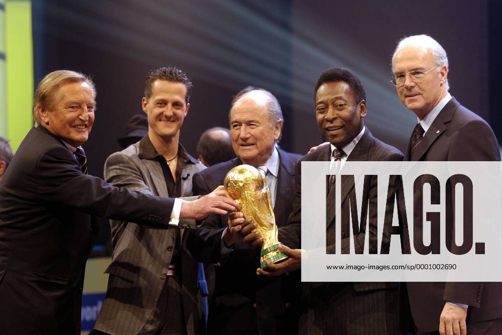 V.li.: DFB-Präsident Gerhard Mayer-Vorfelder, Michael Schumacher (beide Deutschland), FIFA-Präsident Josef Blatter (Schweiz), Fußballlegende Pele (Brasilien) und OK-Präsident Franz Beckenbauer (Deutschland) nehmen den Pokal in ihre Mitte Fußball WM Herren Auslosung der Qualifikationsgruppen 2003, FIFA-Weltmeisterschaft 2006 Gruppe Frankfurt M.