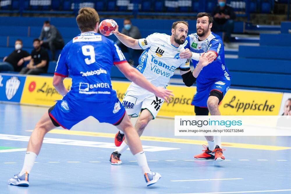 V.l. Jonathan Carlsbogard (TBV Lemgo Lippe 9), Tim Kneule (Frisch Auf Goeppingen 4), Isaias Guardiola Villaplana (TBV Lemgo Lippe 7) GER, Handball, 1. Bundesliga, TBV Lemgo Lippe gegen Frisch Auf Goeppingen, 18.05.2021 Lemgo