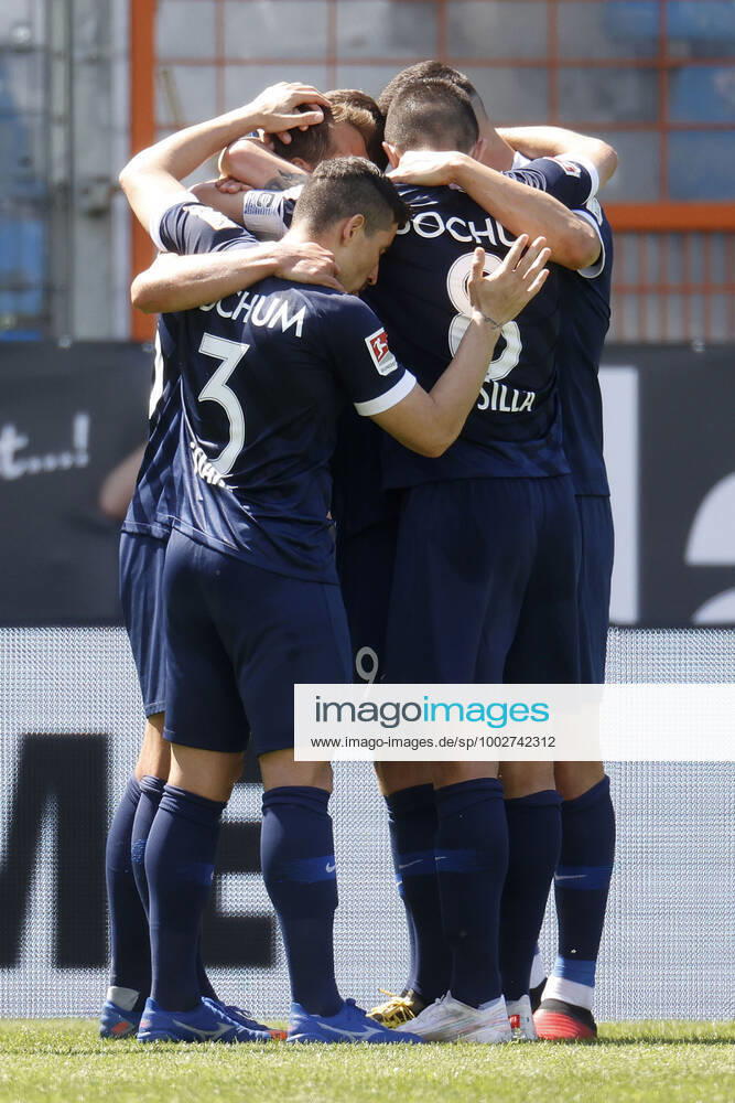 09. 05. 2021, Fussball Saison 2020 21 2. Bundesliga, 32. Spieltag, VFL Bochum : Jahn Regensburg 5-1 Die Bochumer Spieler feiern die 2-1 Führung nach dem Eigentor der Regensburger