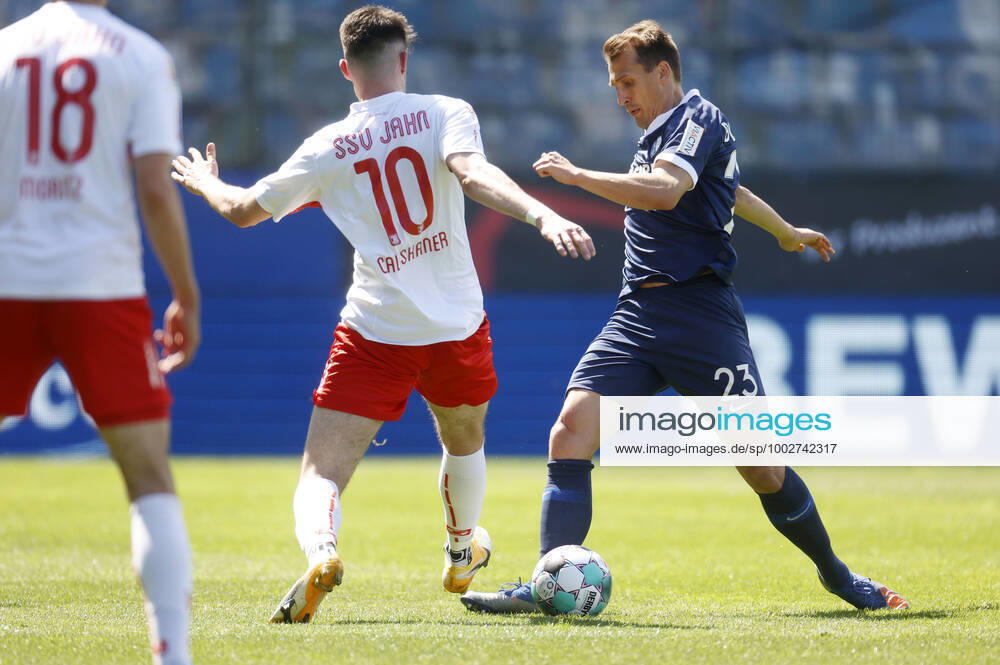 09. 05. 2021, Fussball Saison 2020 21 2. Bundesliga, 32. Spieltag, VFL Bochum : Jahn Regensburg 5-1 Kaan CALISKANER (weiß) li.- und Robert TESCHE (VFL) re.-