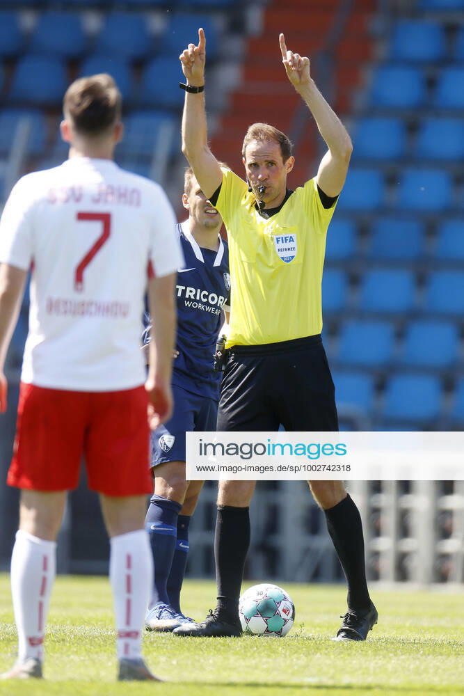 09. 05. 2021, Fussball Saison 2020 21 2. Bundesliga, 32. Spieltag, VFL Bochum : Jahn Regensburg 5-1 Schiedsrichter Sascha STEGEMANN re.- zeigt eine Überprüfung an