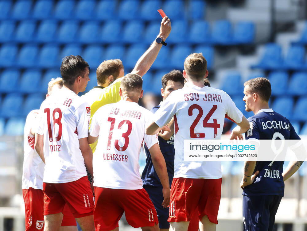09. 05. 2021, Fussball Saison 2020 21 2. Bundesliga, 32. Spieltag, VFL Bochum : Jahn Regensburg 5-1 Schiedsrichter Sascha STEGEMANN 2.v.li.- zeigt Benedikt (Jahn Regensburg ) verdeckt- die rote Karte
