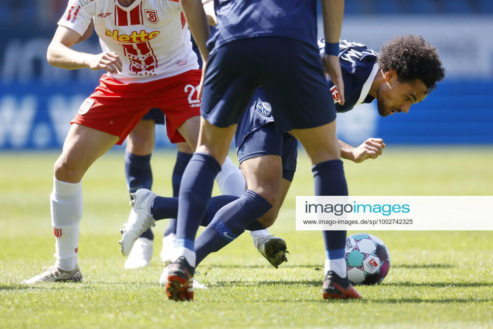 09. 05. 2021, Fussball Saison 2020 21 2. Bundesliga, 32. Spieltag, VFL Bochum : Jahn Regensburg 5-1 Herbert BOCKHORN (VFL) re.-