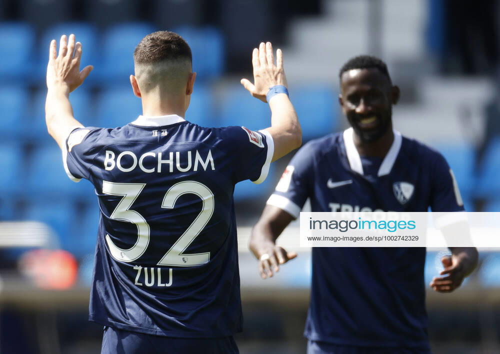 09. 05. 2021, Fussball Saison 2020 21 2. Bundesliga, 32. Spieltag, VFL Bochum : Jahn Regensburg 5-1 Robert ZULJ (VFL) li.- freut sich mit Silvre Ganvoula MÕBoussy (VFL) re.- über seinen Treffer zum 4-1