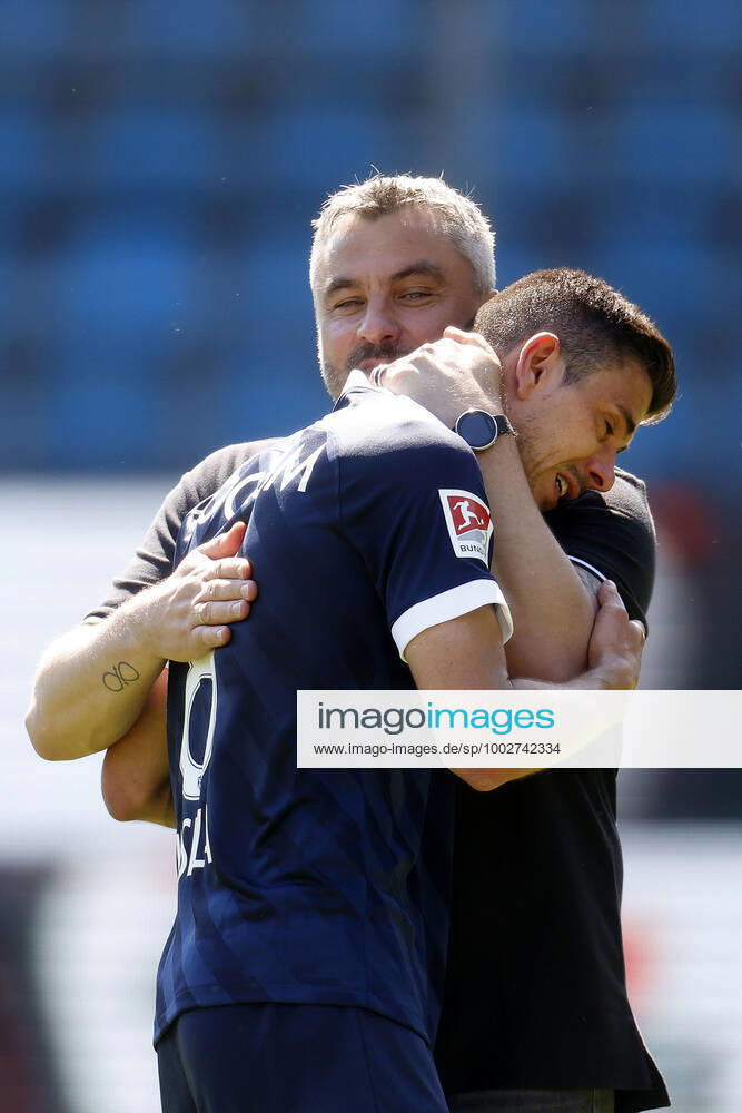 09. 05. 2021, Fussball Saison 2020 21 2. Bundesliga, 32. Spieltag, VFL Bochum : Jahn Regensburg 5-1 Trainer Thomas REIS (VFL) nimmt seinen Kapitän Anthony LOSILLA (VFL) nach dem Schlusspfiff in den Arm