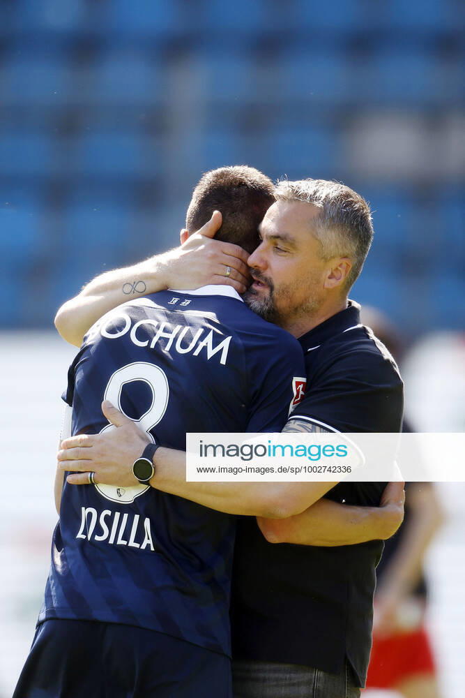 09. 05. 2021, Fussball Saison 2020 21 2. Bundesliga, 32. Spieltag, VFL Bochum : Jahn Regensburg 5-1 Trainer Thomas REIS (VFL) nimmt seinen Kapitän Anthony LOSILLA (VFL) nach dem Schlusspfiff in den Arm