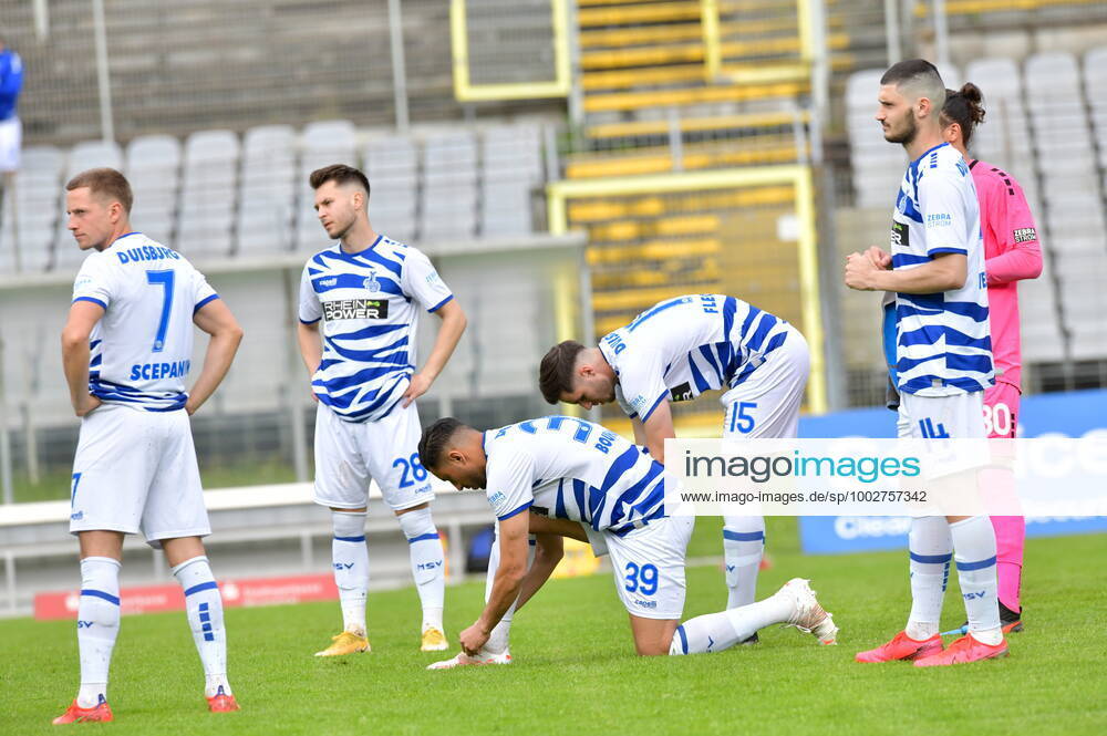 GER, Regionalliga West, Wuppertal SV, vs. MSV Duisburg 21.11.2020, GER, Niederrheinpokal , Stadion am Zoo, Wuppertal, Wuppertal SV, vs. MSV Duisburg DFB regulations prohibit any use of photographs as image sequences and or quasi-video im Bild enttäuschte Gesichter bei Lukas Scempanik ( MSV Duisburg 7 ) , David Tomic ( MSV Duisburg 28 ), Aziz Bouhaddouz ( MSV Duisburg 39 ), du15 und Tim Tim Alibutat ( MSV Duisburg 14 ).