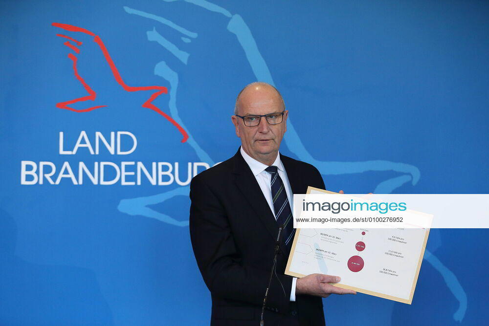 Ministerpräsident Dietmar Woidke (SPD) zeigt eine Infografik zur Ausgangssituation für bundesweite Beschränkungen während einer Pressekonferenz zu den geplanten Lockerungen der Beschränkungen wegen des Coronavirus, Staatskanzlei, Potsdam, 6. Mai 2020. Brandenburg PK Coronavirus