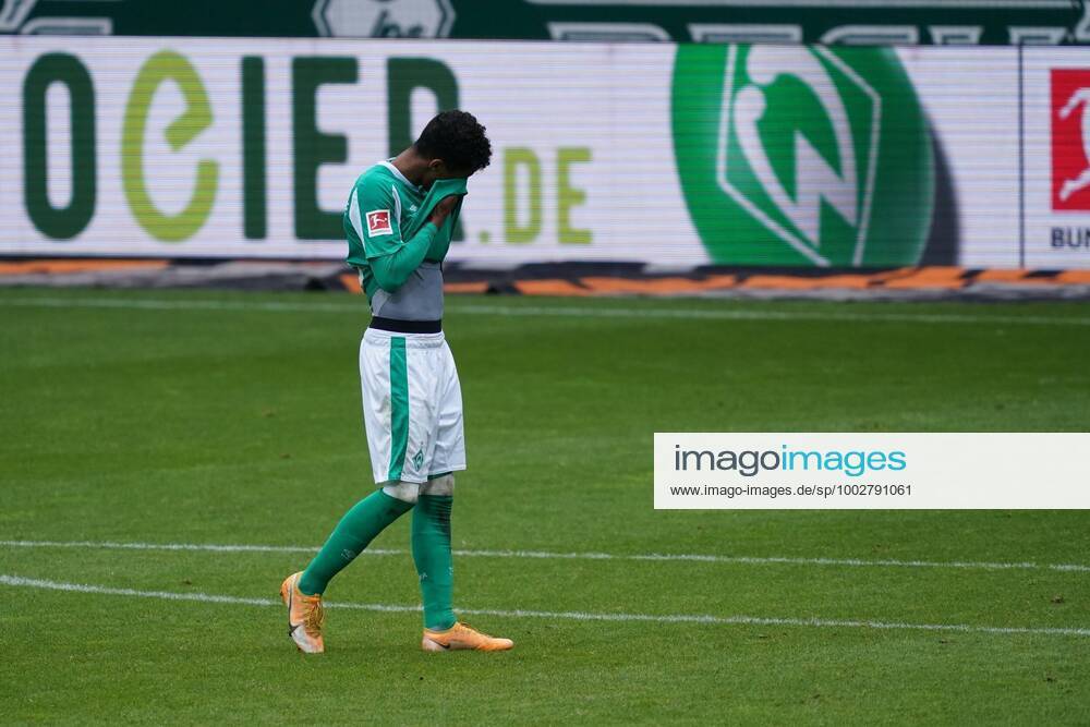 KW20 GER, 1.FBL, SV Werder Bremen vs Borussia Moenchengladbach 22.05.2021, wohninvest Weserstadion, Bremen, GER, 1.FBL, SV Werder Bremen vs Borussia Moenchengladbach im Bild picture shows Spielende. Endstand 2:4, Theodor Gebre Selassie (Werder Bremen 23) ist enttäuscht enttaeuscht