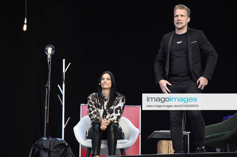 Bilder des Jahres 2020, Entertainment 05 Mai Entertainment Themen der Woche Oliver Pocher mit Ehefrau Amira Pocher bei der ersten Autokultur-Veranstaltung Die Pochers hier auf dem Schützenplatz. Die Besucher verfolgen unter Berücksichtigung klarer Hygiene-Vorschriften während der Corona-Krise den Auftritt aus dem Auto. Hannover