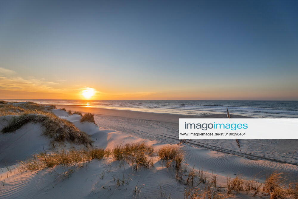 Norderney. 15 APR 2020. Sonnenuntergang in den Dünen am Nordstrand von Norderney. OSTFRIESLAND. Ostfriesische Inseln.