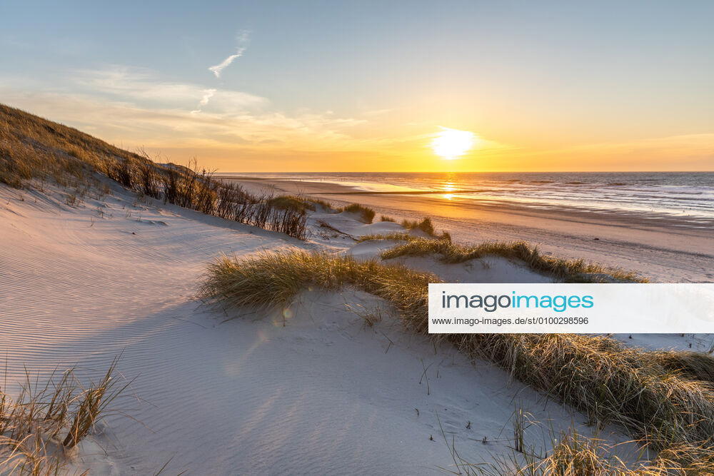 Norderney. 15 APR 2020. Sonnenuntergang in den Dünen am Nordstrand von Norderney. OSTFRIESLAND. Ostfriesische Inseln.