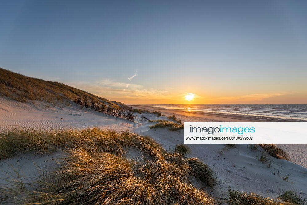 Norderney. 15 APR 2020. Sonnenuntergang in den Dünen am Nordstrand von Norderney. OSTFRIESLAND. Ostfriesische Inseln.