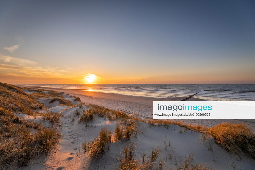 Norderney. 15 APR 2020. Sonnenuntergang in den Dünen am Nordstrand von Norderney. OSTFRIESLAND. Ostfriesische Inseln.