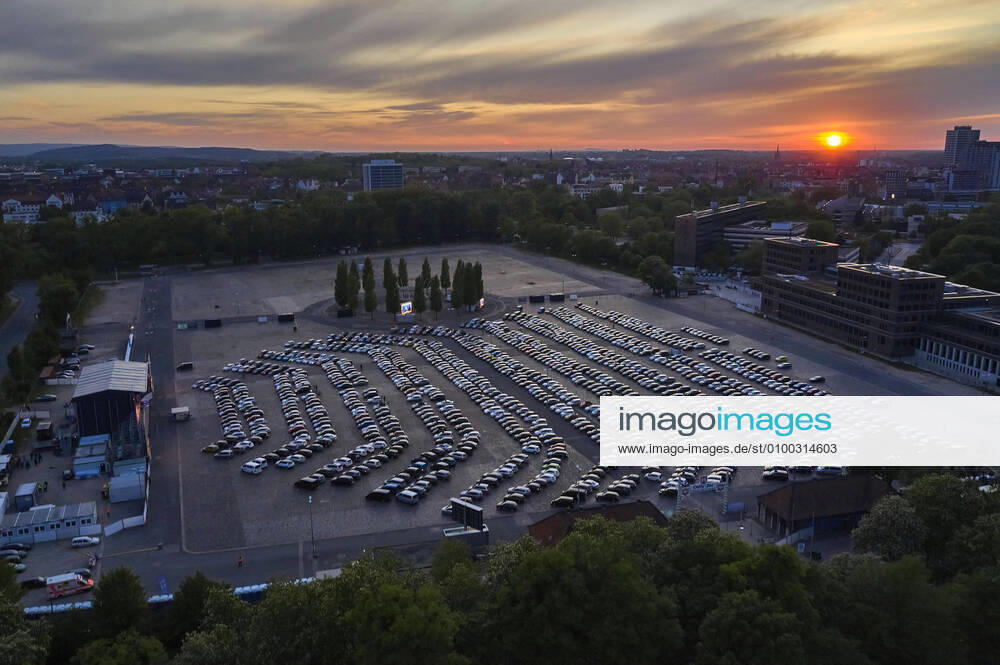 Bilder des Jahres 2020, Entertainment 05 Mai Entertainment Themen der Woche Alligatoah live beim Autokultur-Konzert auf dem Schützenplatz. Die Besucher verfolgen unter Berücksichtigung klarer Hygiene-Vorschriften während der Corona-Krise den Auftritt aus dem Auto. Hannover