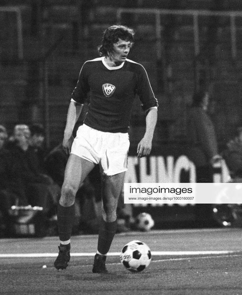 MSV Duisburg - BFC Dynamo Berlin 19.04.1977 Lutz Eigendorf (Dynamo) Aktion,