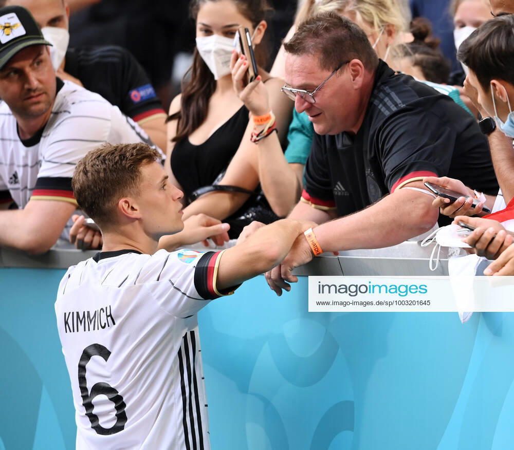 FUSSBALL Euro 2021 GRUPPE C Spiel 24 in Muenchen Portugal - Deutschland 19.06.2021 Joshua Kimmich (li, Deutschland) mit seinem Vater Berthold nach dem Spiel