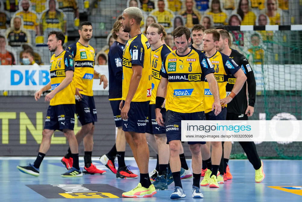 Spieler der Rhein-Neckar-Löwen, enttäuscht über die Niederlage, Enttäuschung nach dem Schlusspfiff, Highlight, Verlierer, verloren, Frustration, disappointed, pessimistisch, vorne mit v.li.: Philipp Ahouansou (RNL, 19) und Uwe Gensheimer (RNL, 3), 19.06.2021, Mannheim (Deutschland), Handball, Bundesliga, Rhein-Neckar Löwen - SC Magdeburg