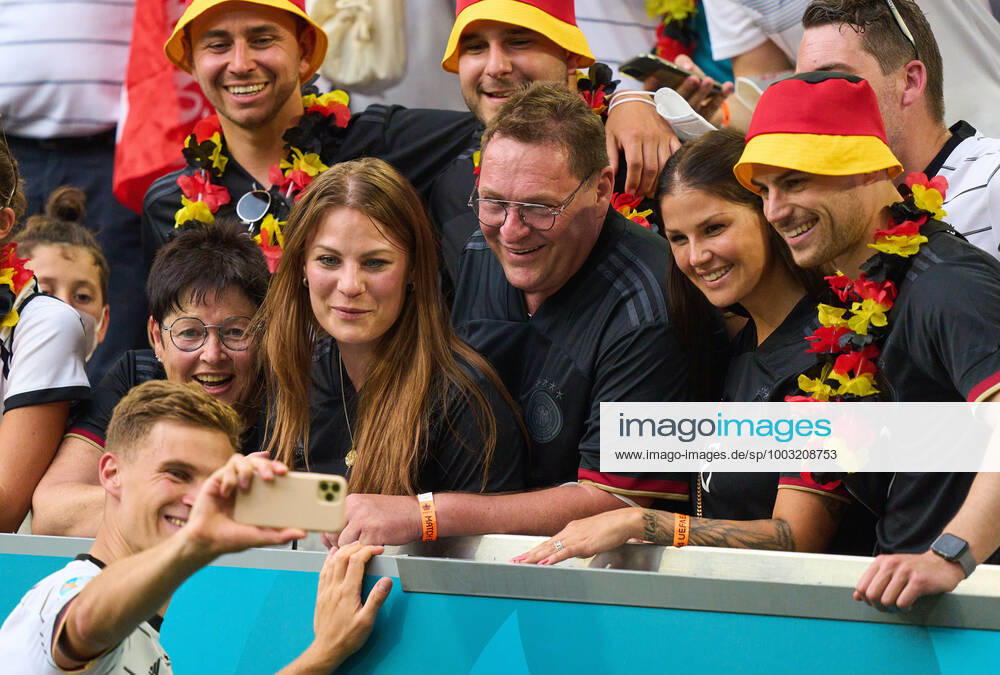 Joshua KIMMICH, DFB 6 , selfie with family members, sister Deborah, mother Anja, father Berthold, Lina (2nd-R), his girlfriend in the Group F match PORTUGAL - GERMANY 2-4 at the football UEFA European Championships 2020 in Season 2020 2021 on June 19, 2021 in Munich, Germany.