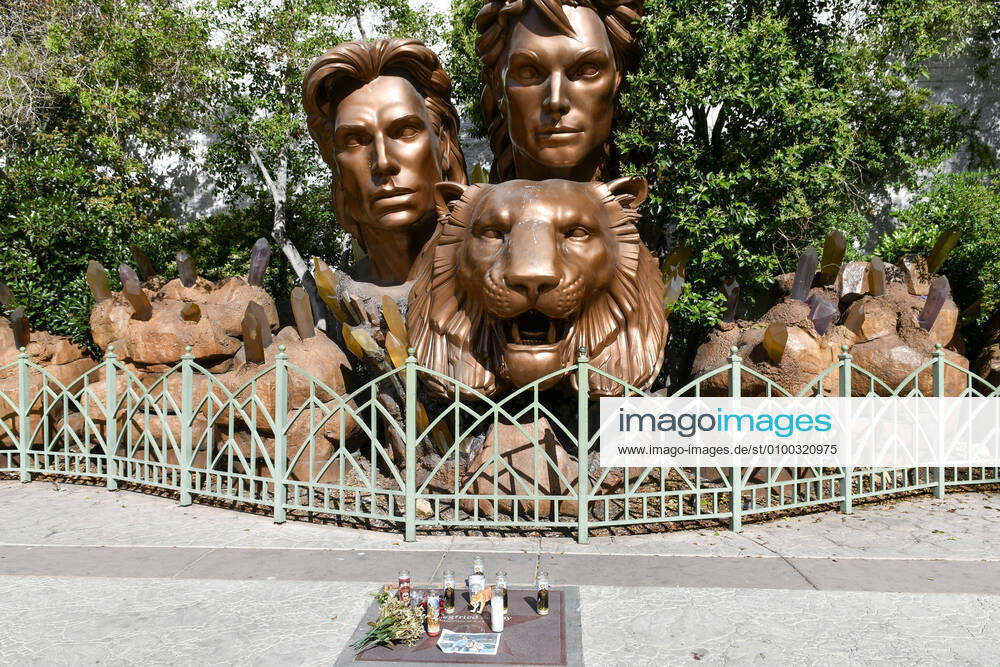 LAS VEGAS, NV - May 09: Fans pay tribute to Roy Horn at The Mirage Las Vegas Hotel & Casino in Las Vegas, Nevada on May 09, 2020.