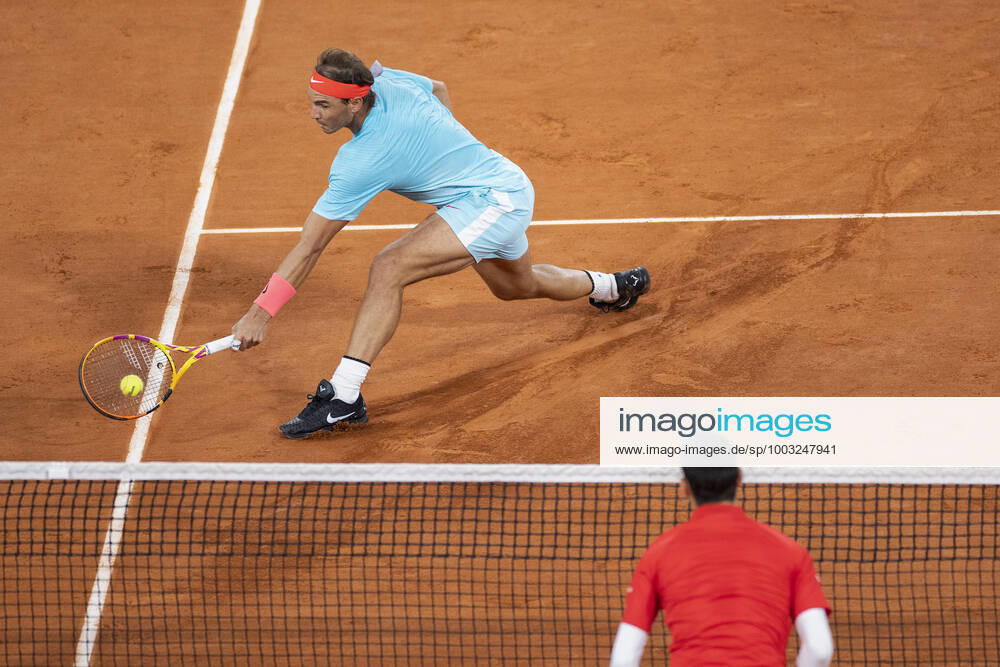 Rafael Nadal (ESP) spielt einen tiefen Rueckhand Volley am Netz, Djokovic unscharf im Vordergrund , von oben, Serie, Bild 1, Technik