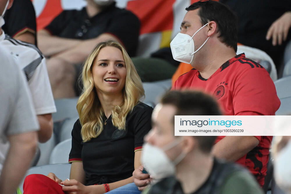 Anika BISSEL (Freundin von Torwart Manuel NEUER) auf der Tribuene,re:Marcel NEUER (Bruder), Gruppenphase, Vorrunde Gruppe F, Spiel M36, Deutschland (GER) - Ungarn (HUN) 2-2, am 23.06.2021 in Muenchen Deutschland, Fussball Arena (Alliianz Arena). Fussball EM 2020 vom 11.06.2021-11.07.2021.