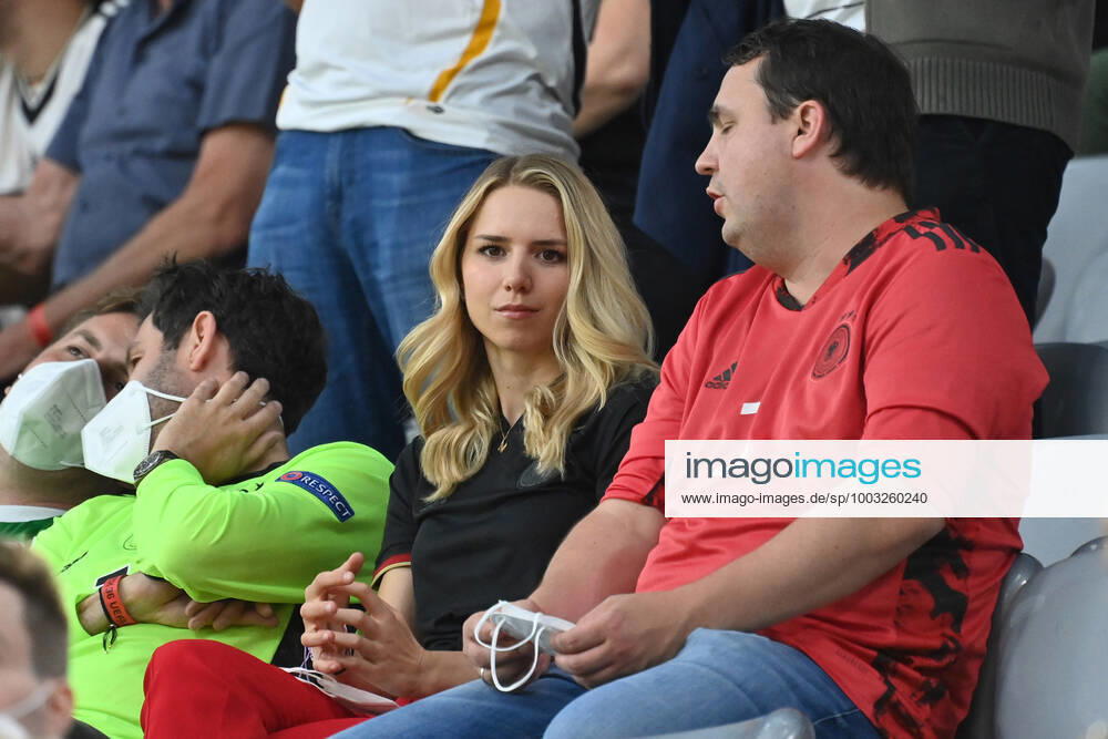 Anika BISSEL (Freundin von Torwart Manuel NEUER) auf der Tribuene,re:Marcel NEUER (Bruder), Gruppenphase, Vorrunde Gruppe F, Spiel M36, Deutschland (GER) - Ungarn (HUN) 2-2, am 23.06.2021 in Muenchen Deutschland, Fussball Arena (Alliianz Arena). Fussball EM 2020 vom 11.06.2021-11.07.2021.